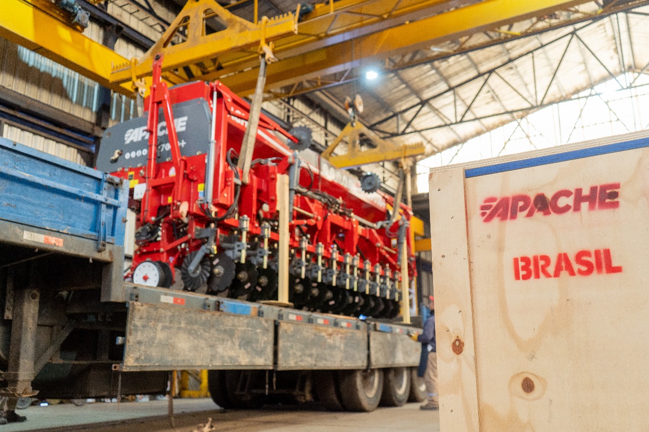 Apache cruza la frontera: Sembradora de alta precisión inicia pruebas estratégicas en Brasil.