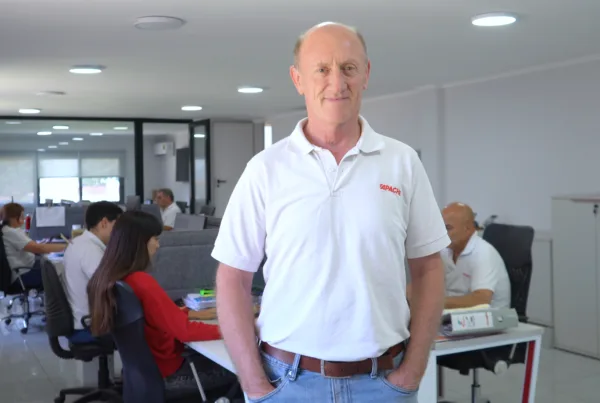 Rubén Yappert al frente del equipo que diseño la AIR DRIL 90.000 de APACHE